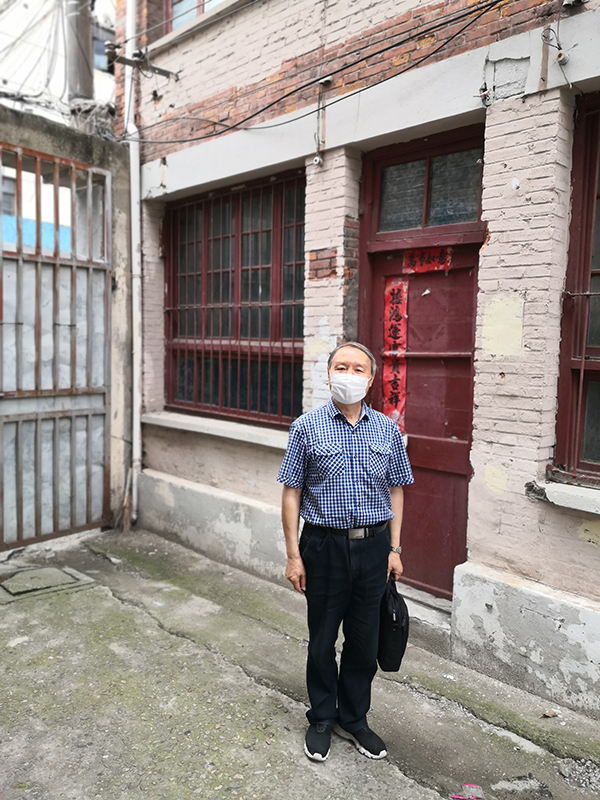 苏智良在宝山路403弄92号——邓中夏、李立三、刘少奇等住所前留影。